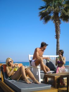 O Γιώργος Μανίκας με την συντροφό του Έλλη Γκεβελεσάκη και την παρέα τους