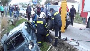 Ανατροπή αυτοκινήτου στη Βούλα - Η Πυροσβεστική απεγκλώβισε την οδηγό