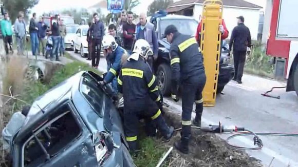Ανατροπή αυτοκινήτου στη Βούλα - Η Πυροσβεστική απεγκλώβισε την οδηγό
