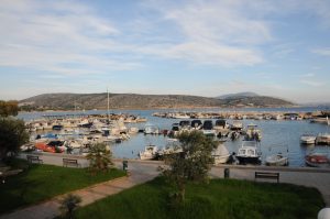 εργασίες καθαρισμού του αλιευτικού καταφυγίου Βάρκιζας