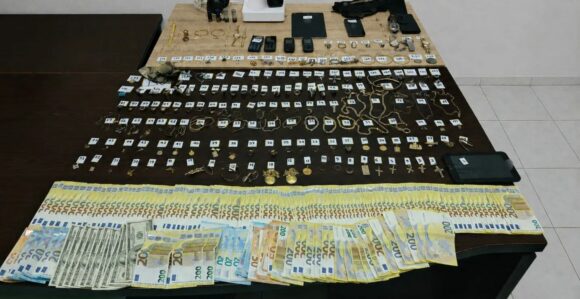 Συνελήφθησαν οι κλεπταποδόχοι της σπείρας που ξάφρισε γυναίκα στη Βάρη