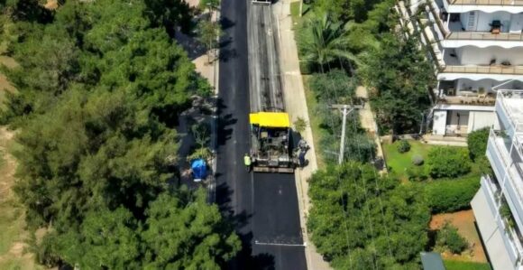 «Ο δικός μας ο δρόμος… δεν θα ξαναξηλωθεί»: Το έξυπνο πλάνο της Γλυφάδας για τις νέες ασφαλτοστρώσεις