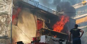 Μεγάλη φωτιά σε διώροφο κτίριο στην Καλλιθέα: Ηρωική προσπάθεια περαστικού διανομέα να σώσει ηλικιωμένη (VIDEO)