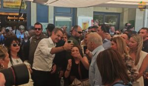 Μια παρτίδα τάβλι και συζητήσεις με πολίτες: Η πρωινή βόλτα του Κυριάκου Μητσοτάκη στη Νέα Σμύρνη
