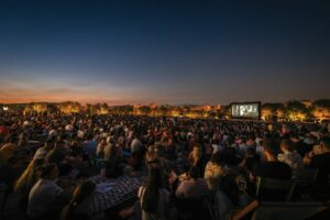 Σταύρος Νιάρχος: Δείτε το Jurassic Park κάτω από την πανσέληνο