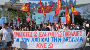 “Ανοιχτές και ελεύθερες παραλίες για τον λαό” – Κινητοποίηση της ΚΝΕ στον Άλιμο