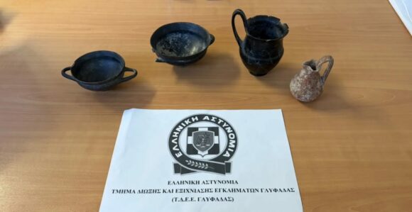 Σύλληψη 69χρονου στη Γλυφάδα για παράνομη κατοχή αρχαίων αντικειμένων