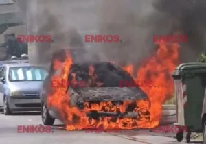 Στις φλόγες αυτοκίνητο στο Παλαιό Φάληρο