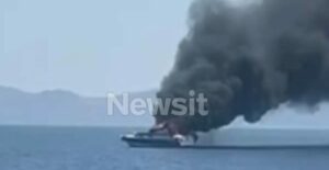 Συναγερμός στη Βουλιαγμένη: Φωτιά σε ταχύπλοο σκάφος κοντά στις Φλέβες – Μεγάλη επιχείρηση από Λιμενικό και Πυροσβεστική