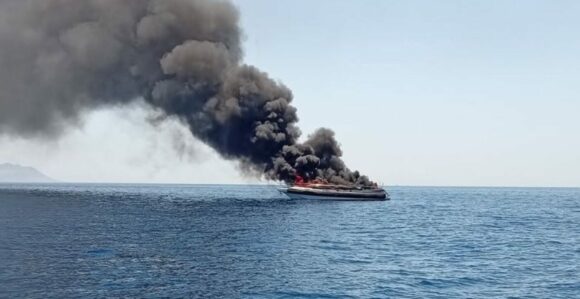 Συναγερμός στη Βουλιαγμένη: Φωτιά σε θαλαμηγό κοντά στις Φλέβες – Μεγάλη επιχείρηση από Λιμενικό και Πυροσβεστική