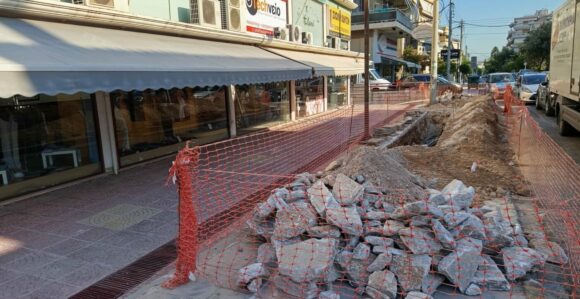 «Ράβε-ξήλωνε» στο Ελληνικό: Καταστηματάρχες σε απόγνωση από τις διαδοχικές εκσκαφές του ΔΕΔΔΗΕ στην οδό Τριπόλεως