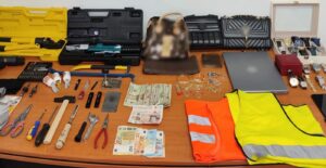 Επεισοδιακή σύλληψη διαρρηκτών στη Βούλα:  Φορούσαν γιλέκα εργασίας για να μην κινούν υποψίες