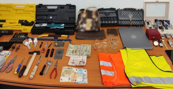 Επεισοδιακή σύλληψη διαρρηκτών στη Βούλα:  Φορούσαν γιλέκα εργασίας για να μην κινούν υποψίες